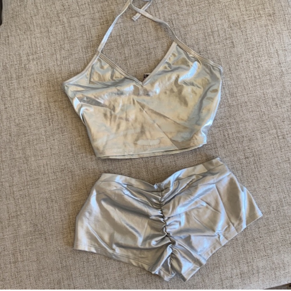 🪞 SET 2 piece silver halter crop top and scrunch butt shorts set